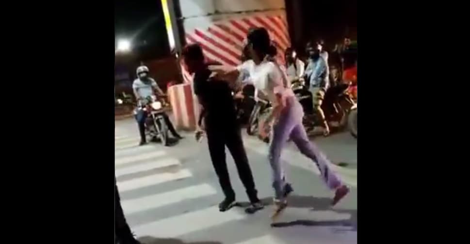 #ArrestLucknowGirl : बीच सड़क पर लड़की ने कैब ड्राइवर को उछल-उछलकर जड़े थप्पड़, वीडियो वायरल