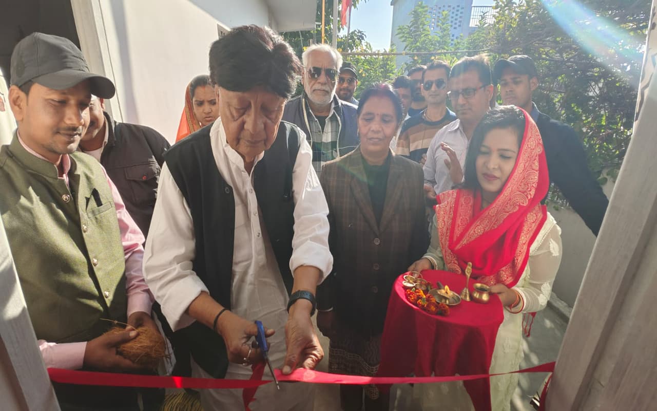पलामू में खुली 'रंग संग' आर्ट गैलरी, संजीत प्रजापति की कलाकृतियों को देख मंत्रमुग्ध हुए लोग, देखें तस्वीर