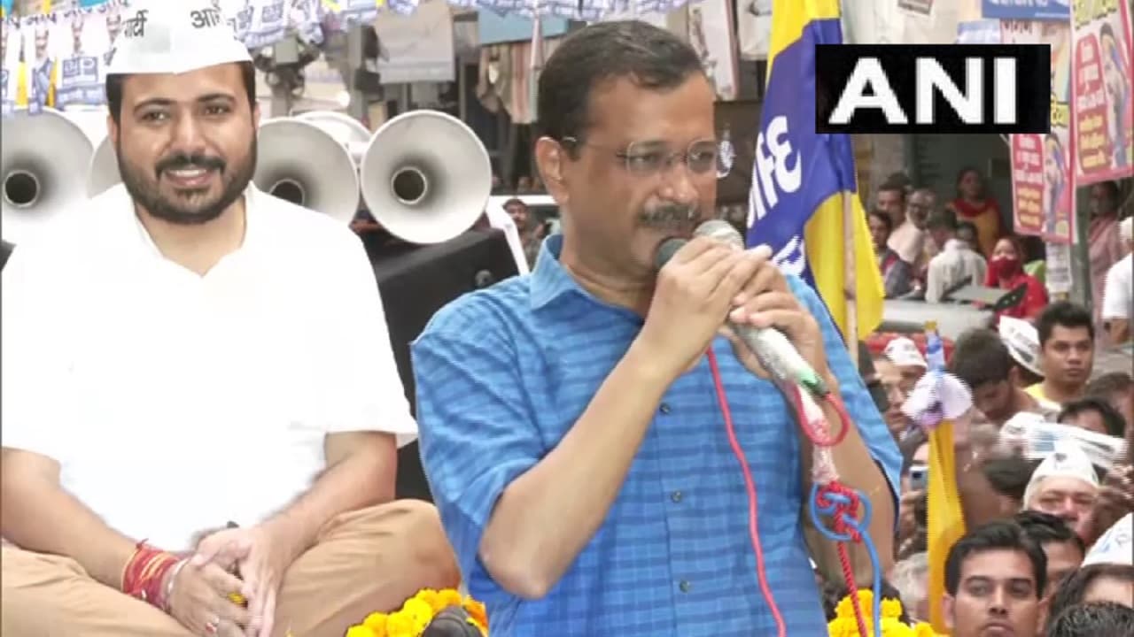 Delhi Bypoll 2022: सीएम केजरीवाल का दिल्ली में रोड शो, बोले- बीजेपी को वोट देने का कोई फायदा नहीं