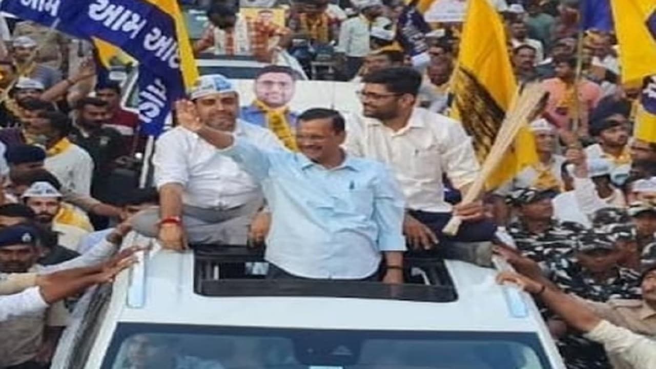 गुजरात चुनाव 2022: अरविंद केजरीवाल के काफिले पर पथराव, सूरत में कर रहे थे रोड शो गुजरात चुनाव 2022: अरविंद केजरीवाल के काफिले पर पथराव, सूरत में कर रहे थे रोड शो