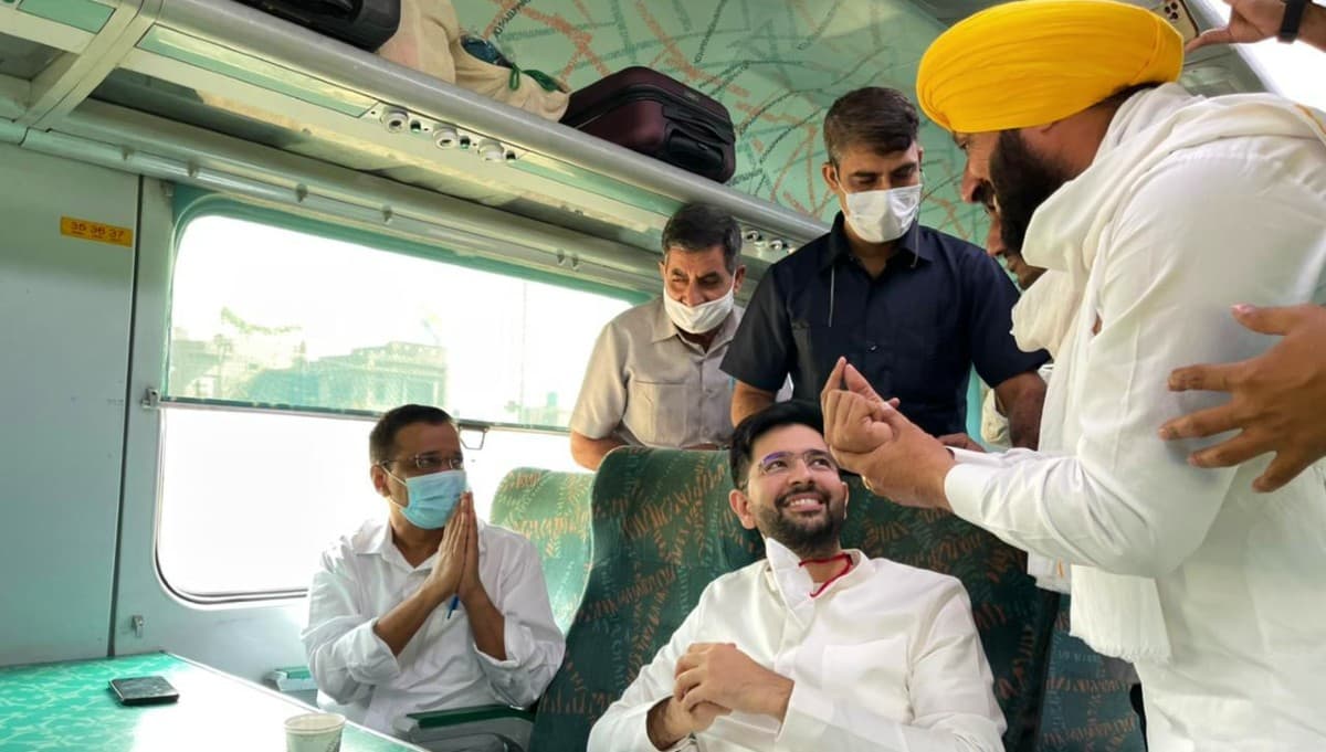 पंजाब: अरविंद केजरीवाल को ट्रेन में देख हैरान रह गया यह शख्स, पंजाब में दिल्ली के सीएम ने किया बड़ा ऐलान