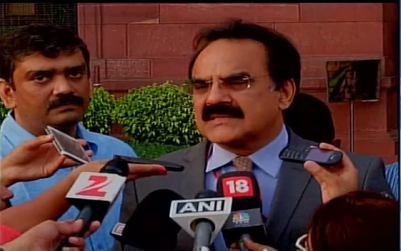 पूर्व वित्त सचिव अरविंद मायाराम के ठिकानों पर CBI की रेड, जांच एजेंसी को मिले अहम दस्तावेज!