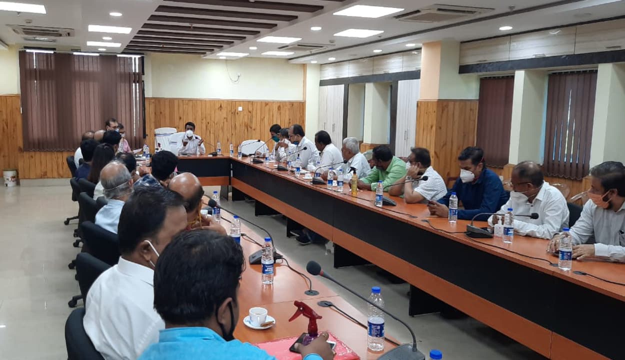 प्रवासियों को रोजगार मुहैया कराने को लेकर जिला शासक ने व्यवसायी और उद्योगपतियों के साथ की मंत्रणा