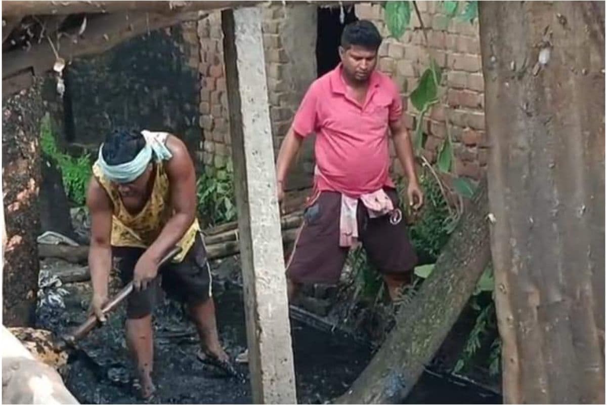 केंद्र सरकार के एक सौ दिन काम बंद को लेकर पंचायत के उप प्रधान स्वंय ही कुदाल लेकर ड्रेन सफाई में जुटे