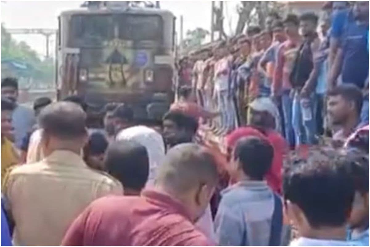 बीरभूम : बतासपुर स्टेशन पर दैनिक यात्रियों का रेल अवरोध, ट्रेन सेवाएं बाधित