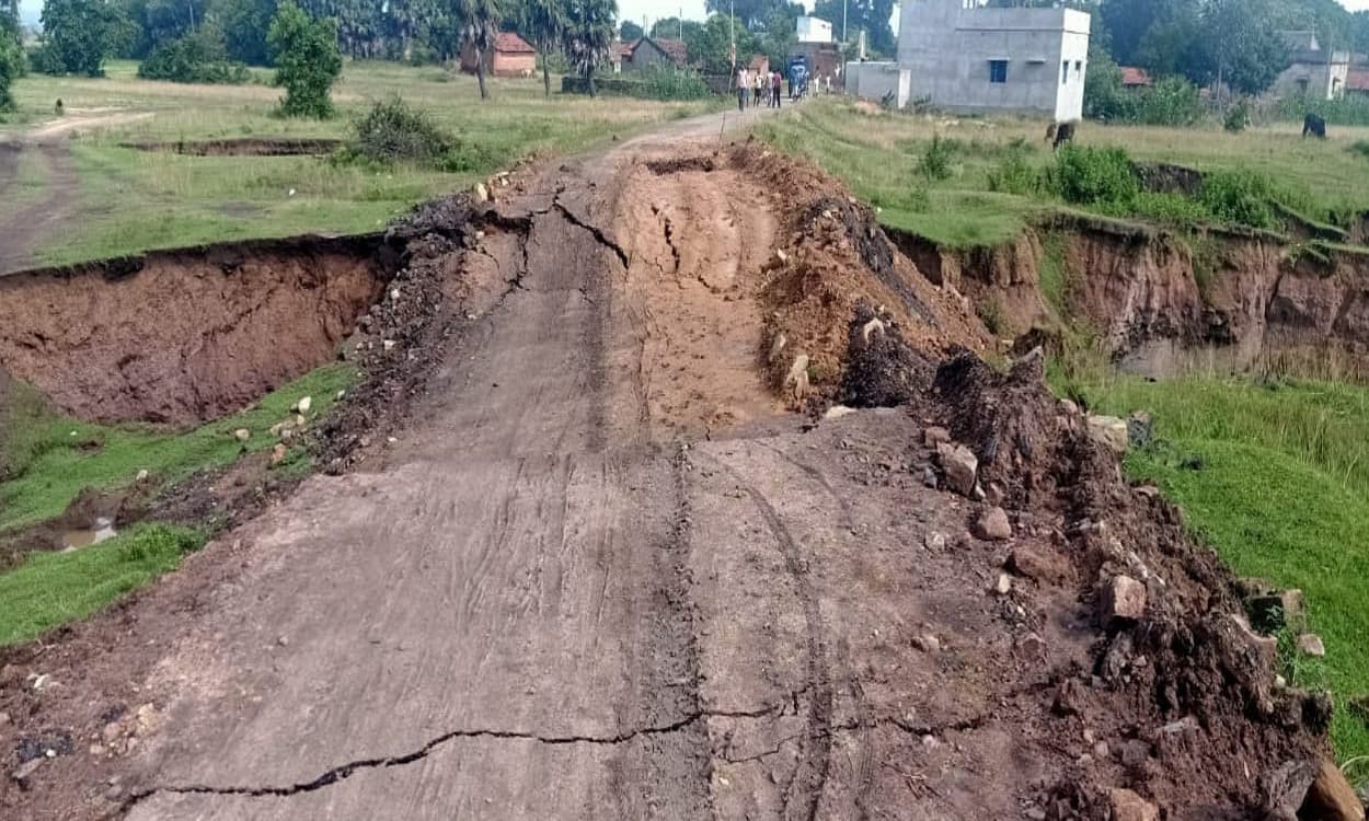 गौरांडी कोल ब्लॉक क्षेत्र में हुई धंसान, मंदिरा- कांसकुली मुख्य मार्ग 50 मीटर हुआ क्षतिग्रस्त