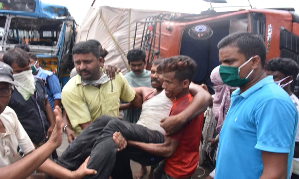 बैरकपुर से गया जा रही बारातियों से भरी बस काजोड़ा में हुई दुर्घटनाग्रस्त, ट्रक चालक की स्थिति गंभीर