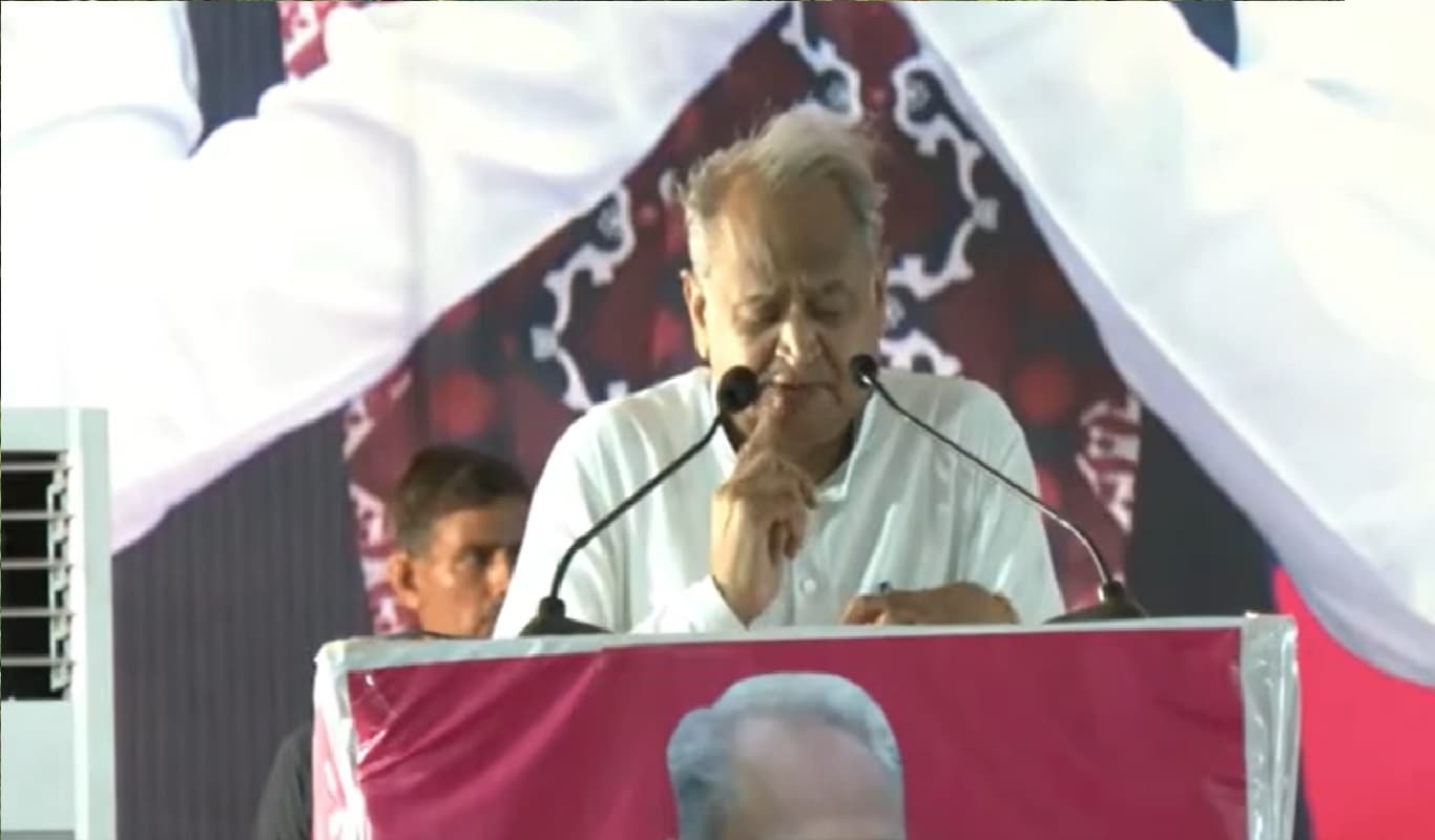 महिलाओं से संवाद के दौरान गुस्से से लाल हुए अशोक गहलोत, माइक को जमीन पर पटका, जानें पूरा मामला