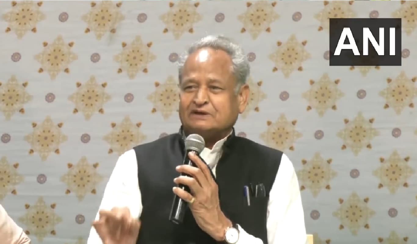 Rajasthan: फ्री में स्मार्टफोन और 3 साल तक फ्री इंटरनेट, मुख्यमंत्री अशोक गहलोत का ऐलान