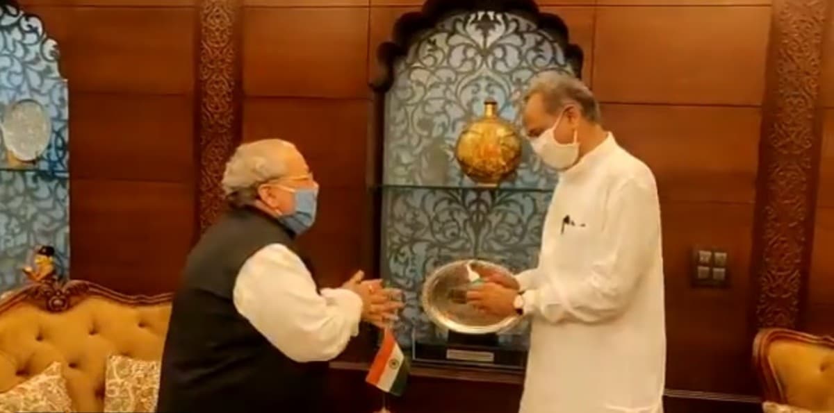 Rajasthan Political Crisis : राज्यपाल से मिले सीएम अशोक गहलोत, 102 विधायकों के समर्थन का दावा पेश किया