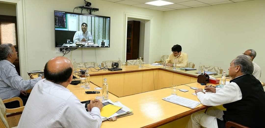 अशोक गहलोत की सरकार ने वीडियोग्राफी और फोटोग्राफी पर लगाया प्रतिबंध, लॉकडाउन पर कही यह बात अशोक गहलोत की सरकार ने वीडियोग्राफी और फोटोग्राफी पर लगाया प्रतिबंध, लॉकडाउन पर कही यह बात