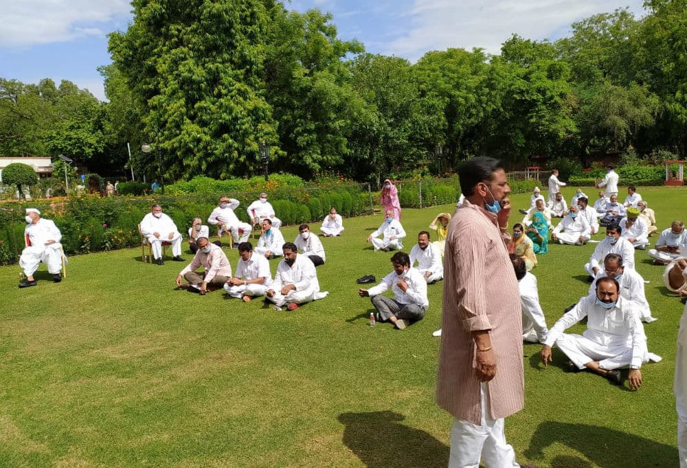 Rajasthan Crisis Update: राजभवन से होटल लौटे कांग्रेसी विधायक, CM गहलोत ने बुलायी कैबिनेट की मीटिंग