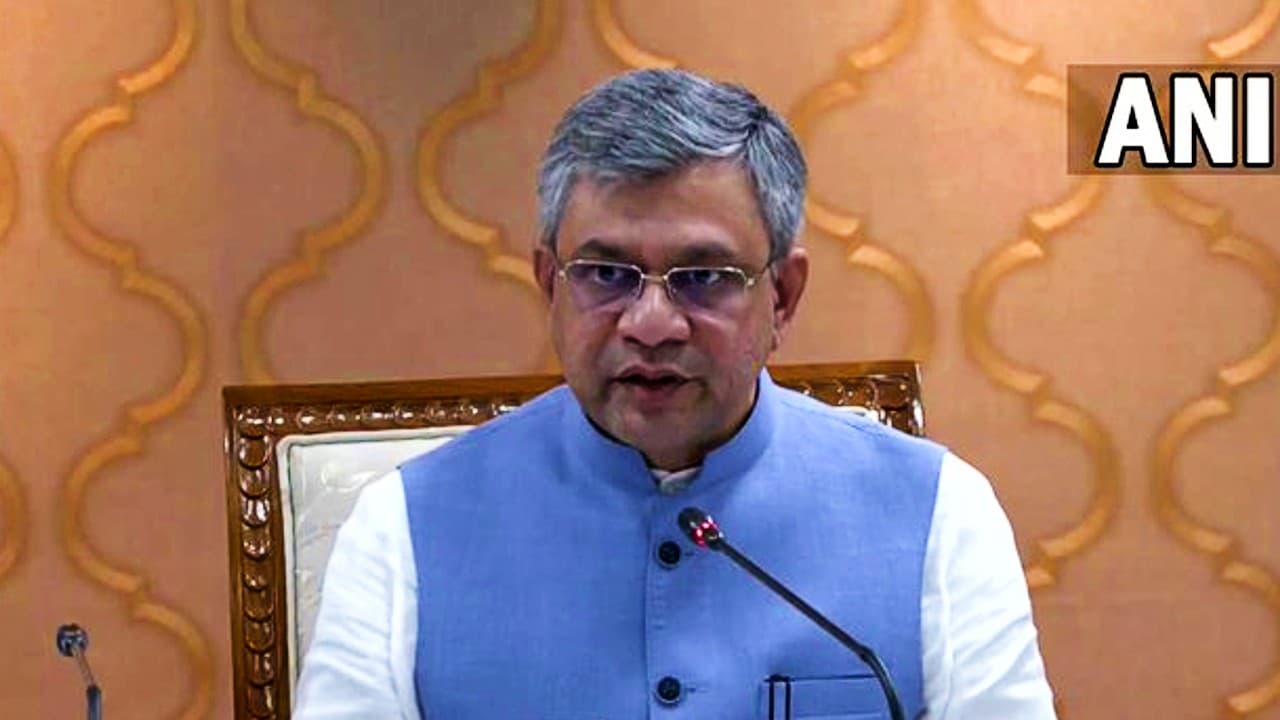 Indian Railway: रेल यात्रा को सुरक्षित बनायेगा स्वदेश में बना KAWACH, 10000 साल में 1 दुर्घटना की गुंजाइश