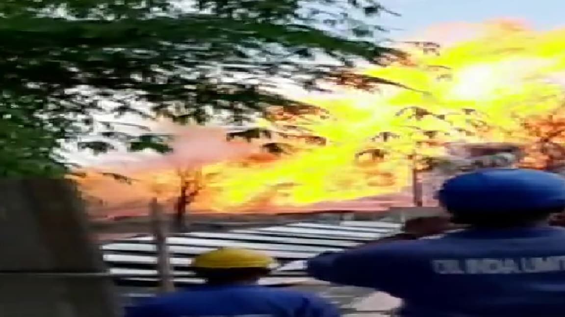 VIDEO : असम में तेल के कुएं के पास भीषण विस्फोट, उठ रही हैं आग की तेज लपटें, तीन विदेशी एक्सपर्ट घायल