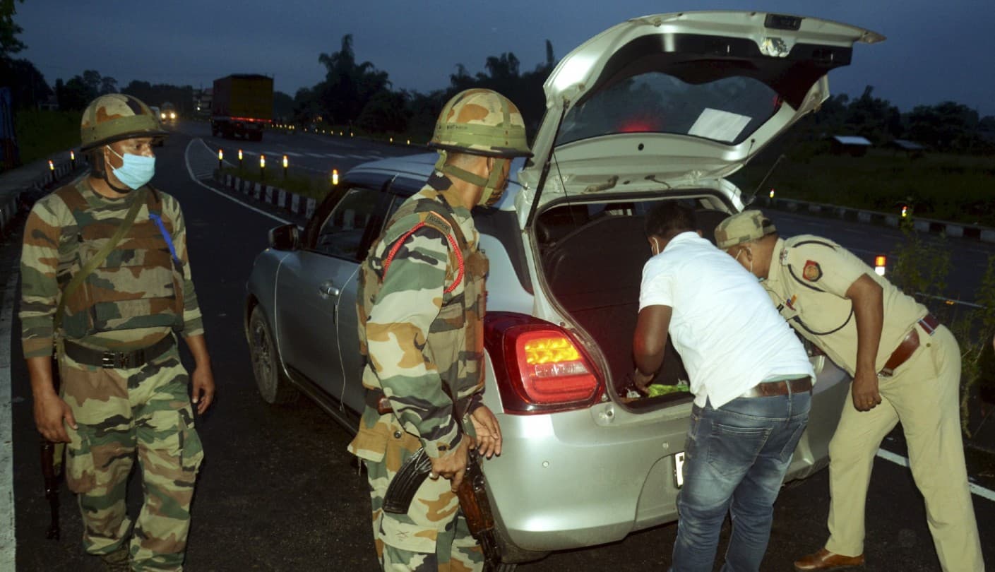 असम में पुलिस के 6 अफसरों-कर्मचारियों को मरणोपरांत मुख्यमंत्री विशेष सेवा पदक, सीमा पर फिर तनाव