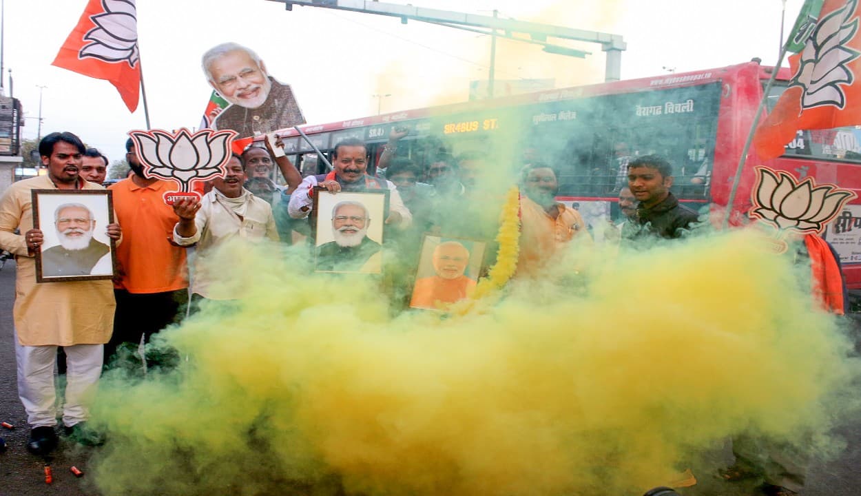 वोटरों की सूनामी में चन्नी-धामी समेत 7 सीएम की निकली हवा, कई दिग्गजों हारे, पंजाब में 'आप' की बल्ले-बल्ले
