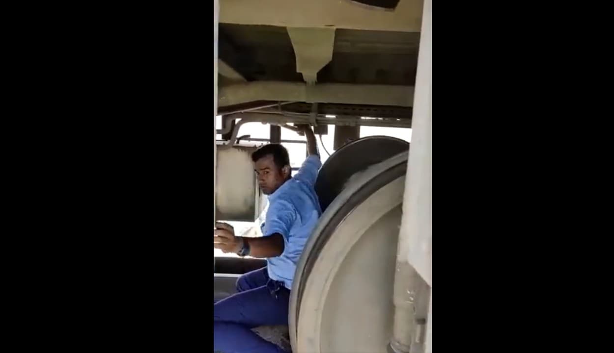 रेलवे के लोको पायलट ने जान जोखिम में डालकर यात्रियों की बचाई जान, चेन पुलिंग के चलते पुल पर रुकी थी ट्रेन