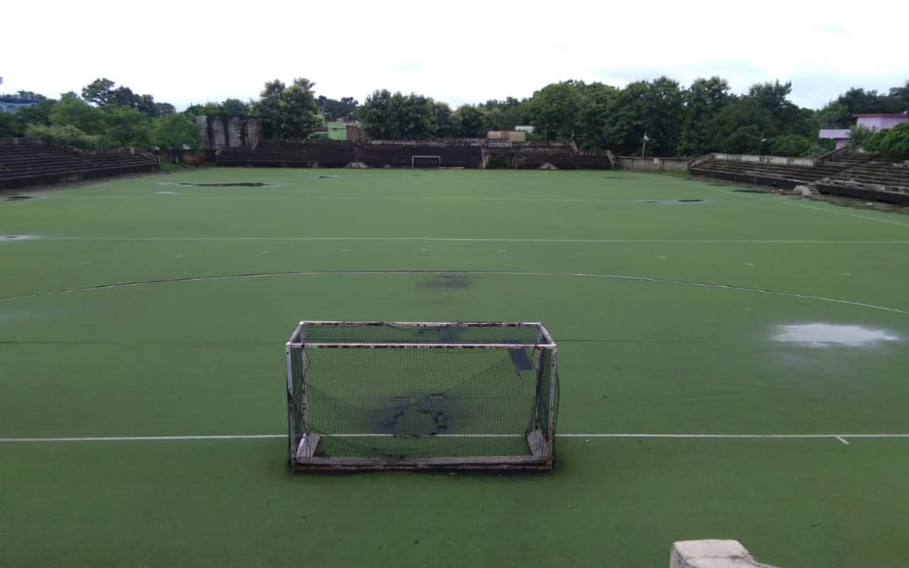 करोड़ों खर्च कर हॉलैंड से मंगाया एस्टोटर्फ हुआ बेकार, गुमला में हॉकी खेलने लायक नहीं है ग्राउंड