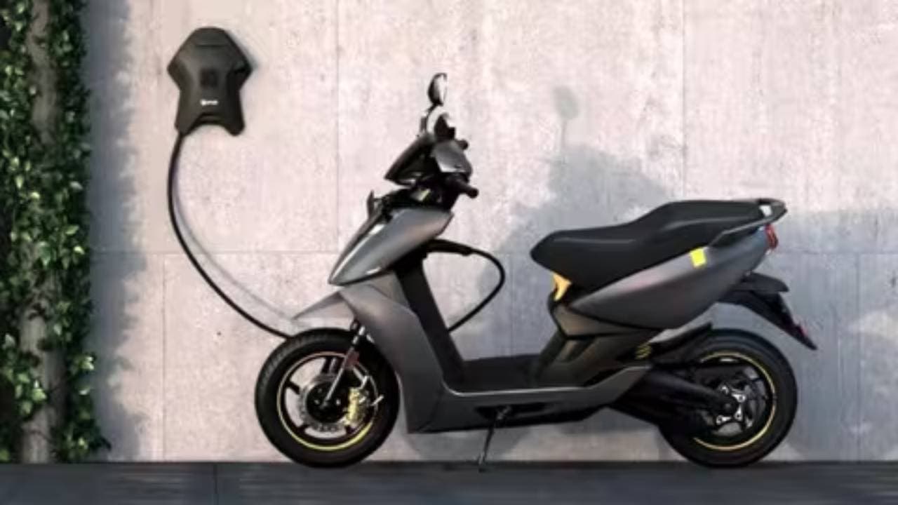 Ather की सबसे सस्ती इलेक्ट्रिक स्कूटर 450S लॉन्च, TVS iQUBE को देगी टक्कर