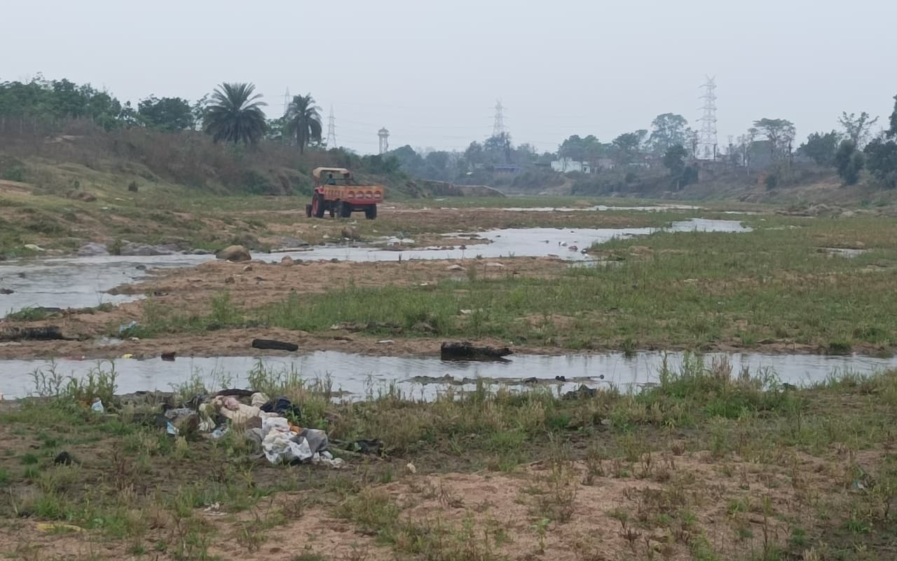 झारखंड : लातेहार में जारी है अवैध बालू का कारोबार, टॉस्क फोर्स का गठन भी नहीं आ रहा काम