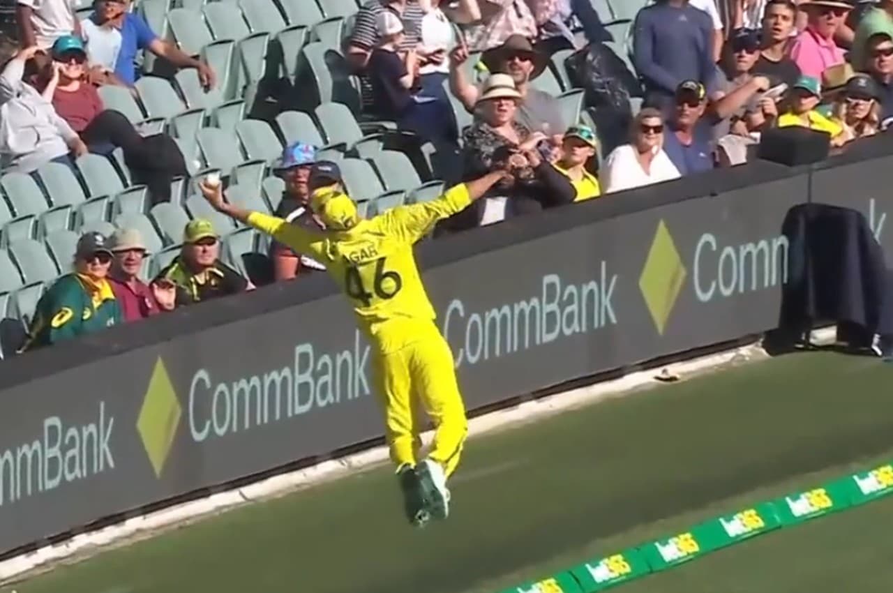 AUS vs ENG ODI : एश्टन एगर ने हवा में उड़कर रोक दिया डेविड मलान का छक्का, VIDEO सोशल मीडिया पर वायरल