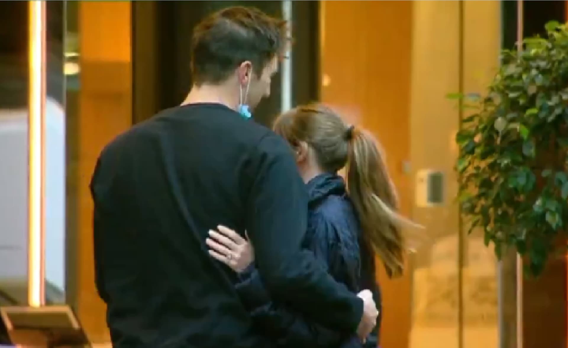 IPL 2021 स्थगित होने के 27 दिनों बाद अपने घर पहुंचे ऑस्ट्रेलियाई खिलाड़ी, कमिंस से लिपटकर रो पड़ीं प्रेग्नेंट पार्टनर बेकी