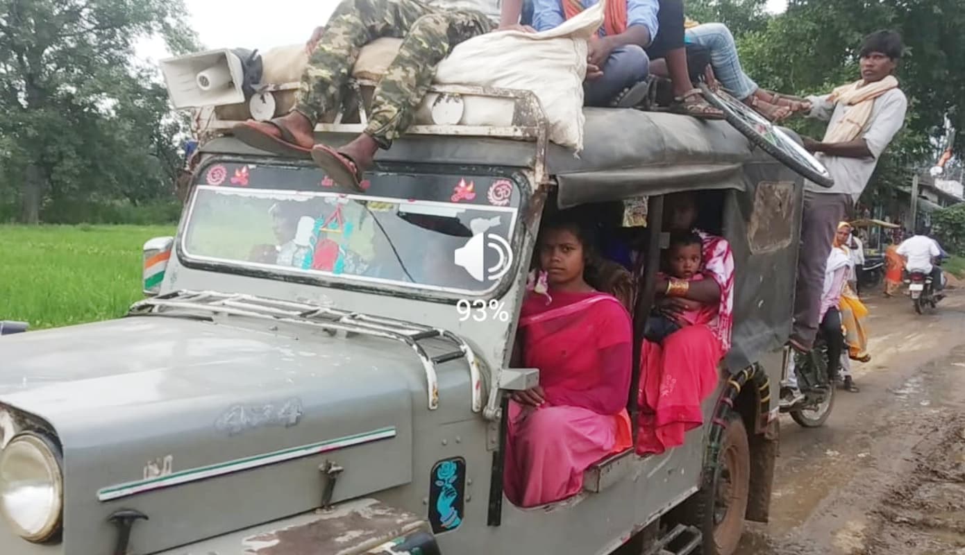 Corona Crisis: डबल किराया लेकर भी वाहनों में ठूंसे जा रहे यात्री, लॉकडाउन के गाइडलाइन की उड़ रही धज्जियां