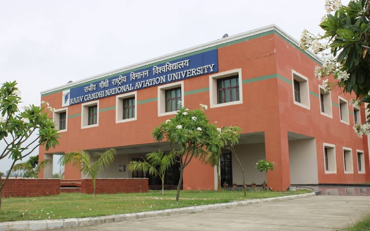 Career After 12th: बारहवीं के बाद करें एविएशन सर्विसेज एवं एयर कार्गो में बीएमएस