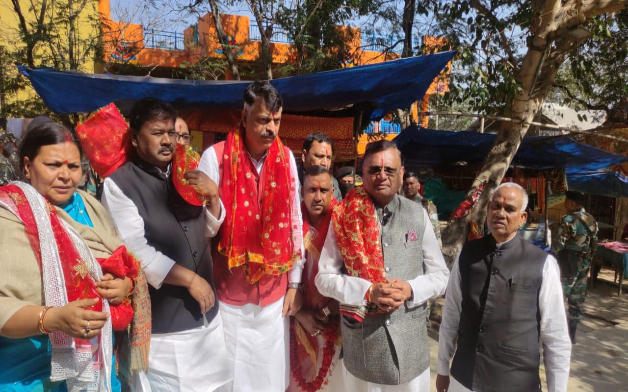 रामगढ़ उपचुनाव : कांग्रेस प्रदेश प्रभारी अविनाश पांडेय समेत अन्य नेता पहुंचे रजरप्पा, कहा- NDA को चटाएंगे धूल