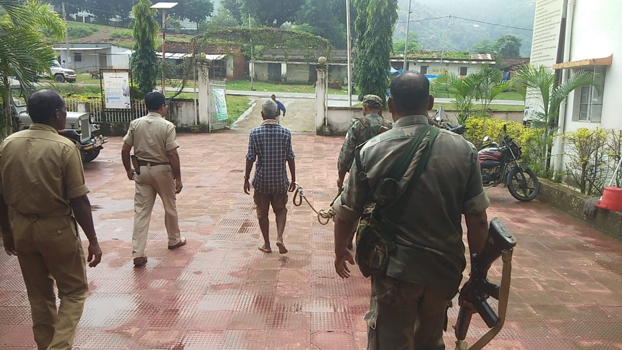 Jharkhand Naxal News: गुमला के रायडीह में हार्डकोर नक्सली गिरफ्तार, मुठभेड़ में बच निकलने के बाद बैठा था छुपकर