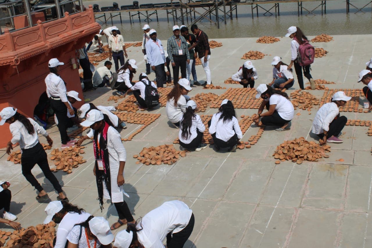 Ayodhya Deepotsav: एक वालंटियर को 85 से 90 दीये जलाने का द‍िया गया लक्ष्‍य, 16 दीयों का बनाया गया ब्लॉक