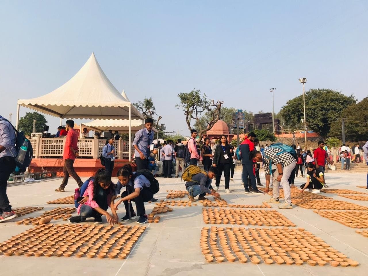 Ayodhya Deepotsav 2021: सुबह चार बजे से रिहर्सल कर रहे रामलीला के कलाकार, उत्साह में थकावट का अहसास गुम