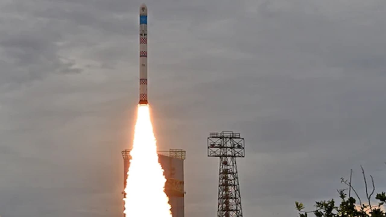ISRO AzadiSAT: भारत की बेटियों ने बनाई आजादी सैटेलाइट, 750 छात्राओं के इस मिशन के बारे में जानें सबकुछ