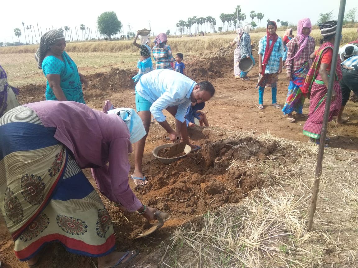 Coronavirus Impact : 14 साल तक गणित पढ़ाने वाले अब 150 रुपए दिहाड़ी की नौकरी कर रहे