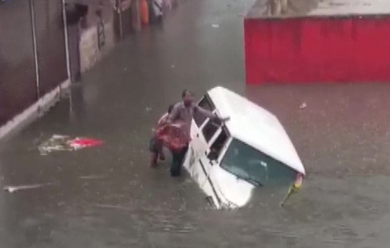 Weather today : भारी बारिश से बेहाल मथूरा, सड़के डूबी, कई जगहों पर जलजमाव, देखें वीडियो