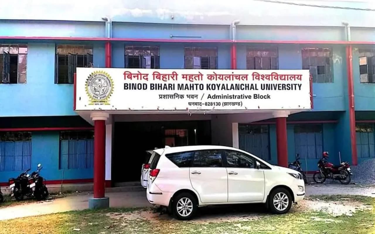 धनबाद : बीबीएमकेयू परिसर में शरारती तत्वों ने किया पथराव, गार्ड ने हवाई फायरिंग कर सभी को खदेड़ा