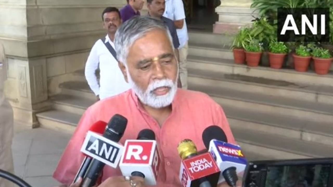 कर्नाटक के शिक्षा मंत्री बीसी नागेश ने कहा- गीता कुरान जैसा धार्मिक ग्रंथ नहीं, यह नैतिकता की करती है बात