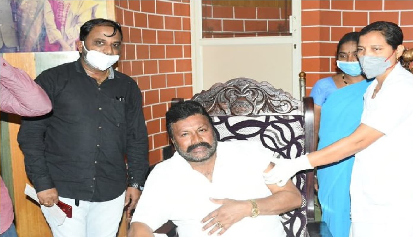 Corona Vaccination News : घर में कोरोना का टीका लेकर बुरे फंसे कर्नाटक के कृषि मंत्री, केंद्र ने मांगी रिपोर्ट