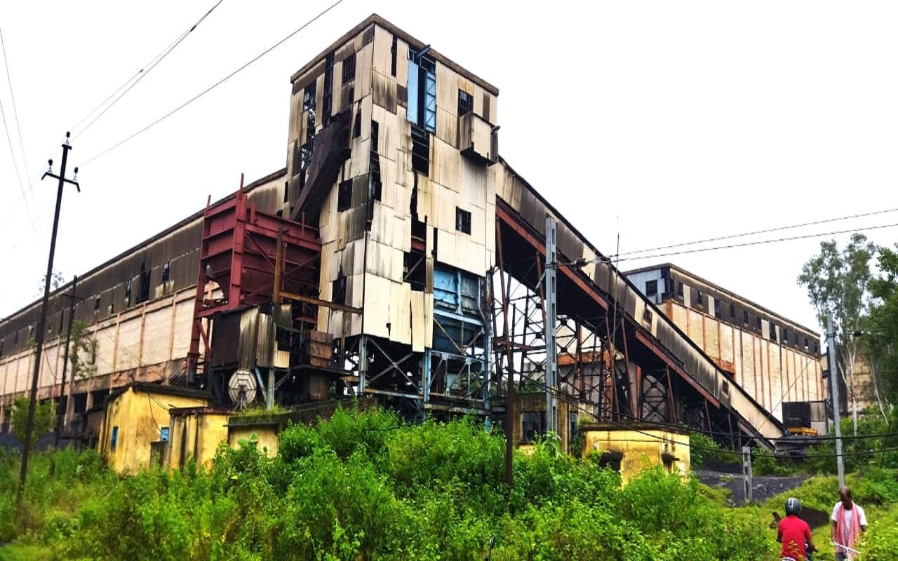 Jharkhand News : 15 माह से बंद है BCCL की दुगदा कोल वाशरी, पावर कोल का उत्पादन ठप, हर माह करोड़ों का घाटा