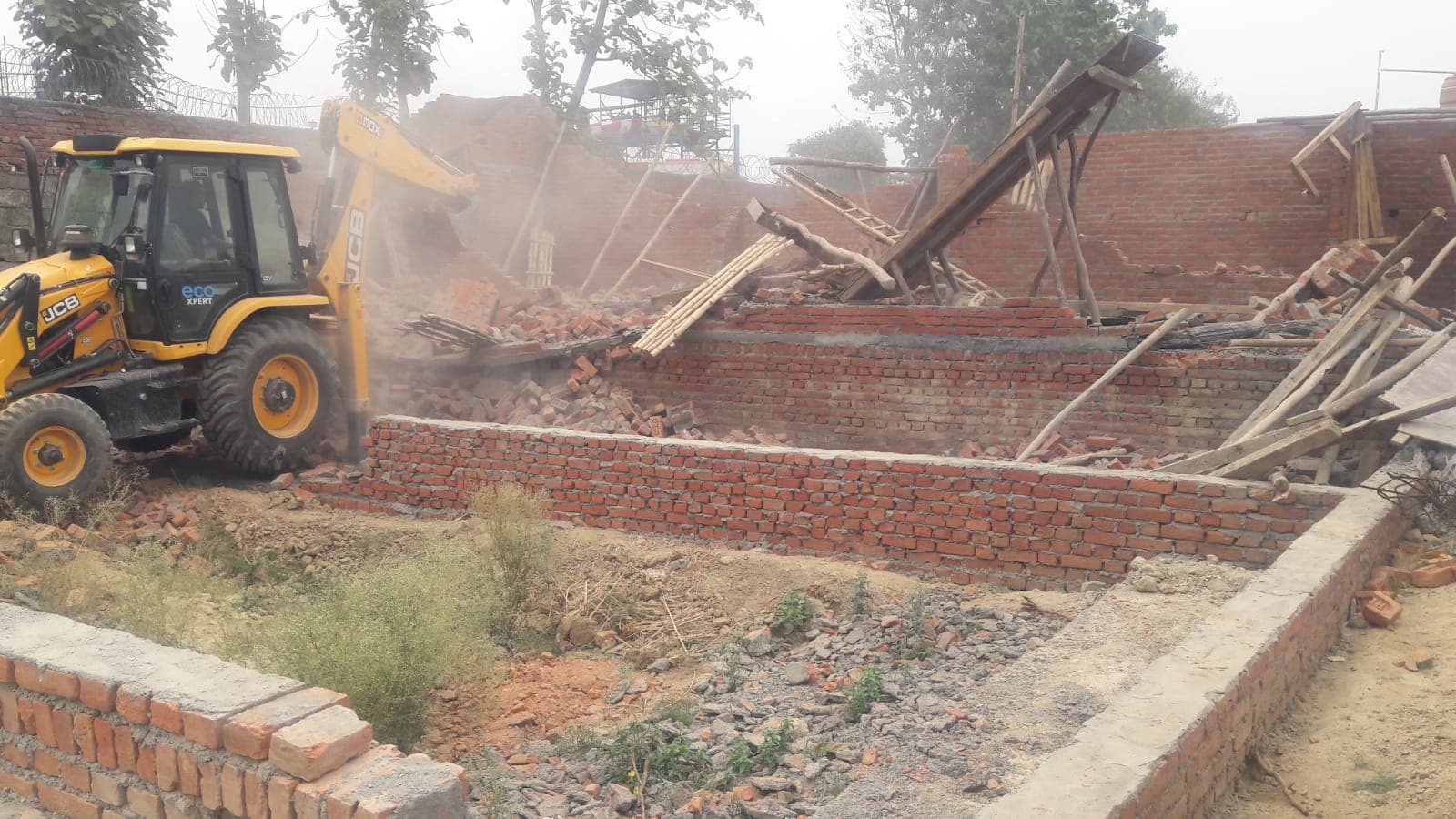 बरेली में बीडीए की एक और काॅलोनी पर चला बुल्डोजर, एक साल में निर्मित मकान एक घंटे में ध्वस्त