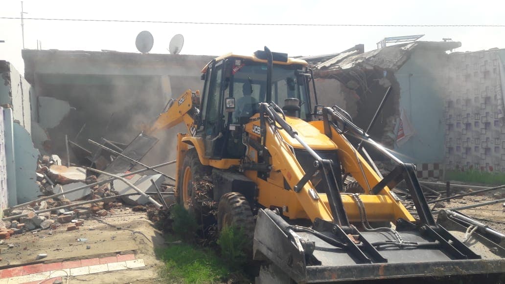 Bareilly News: बरेली के बड़ा बाईपास पर गरजा बीडीए का बुलडोजर, ग्रीन बेल्ट के तीन ढाबे ढहाए