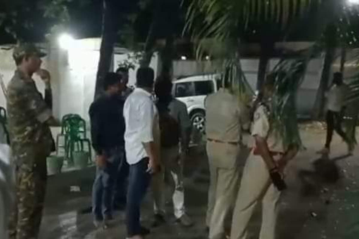 गिरिडीह सांसद के बेरमो आवास पर जांच करने पहुंची पुलिस, चंद्रप्रकाश चौधरी बोले-निष्पक्ष हो डुमरी उपचुनाव