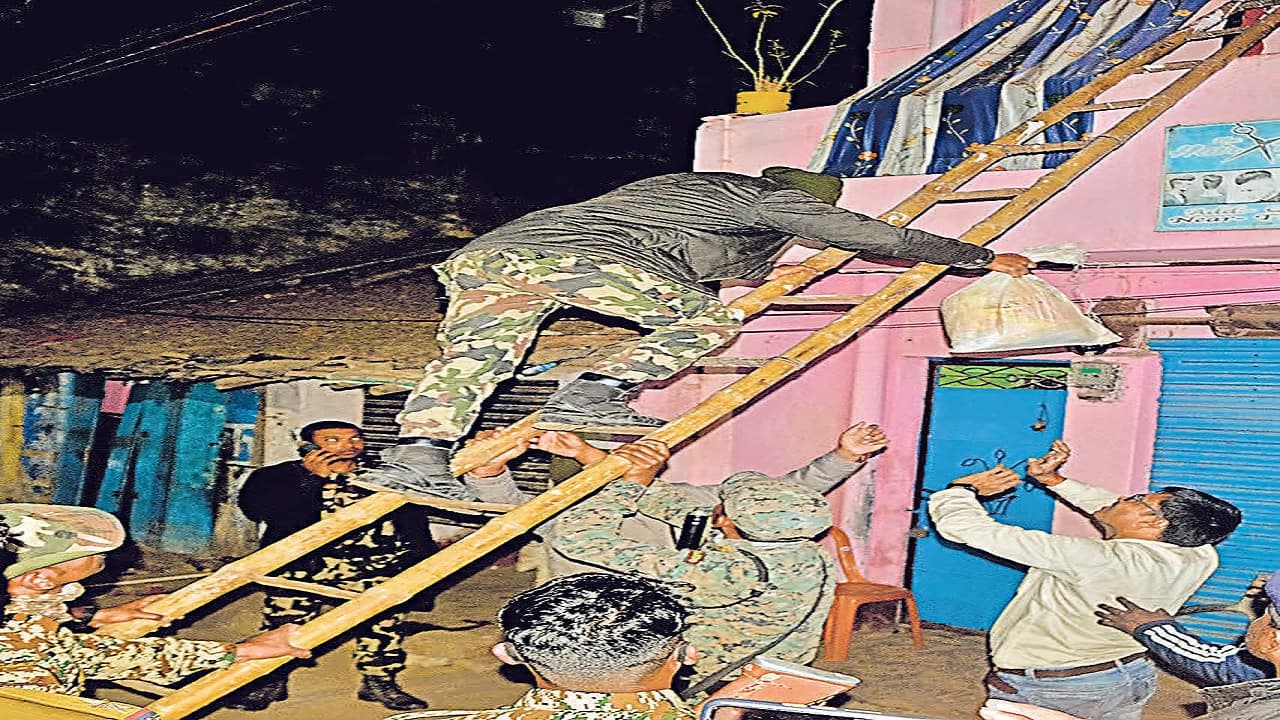 भागलपुर ब्लास्ट: तालों को तोड़ घुसा आतंकवाद निरोधक दस्ता, STF को बोरे में भरे मिले बारूद समेत कई विस्फोटक