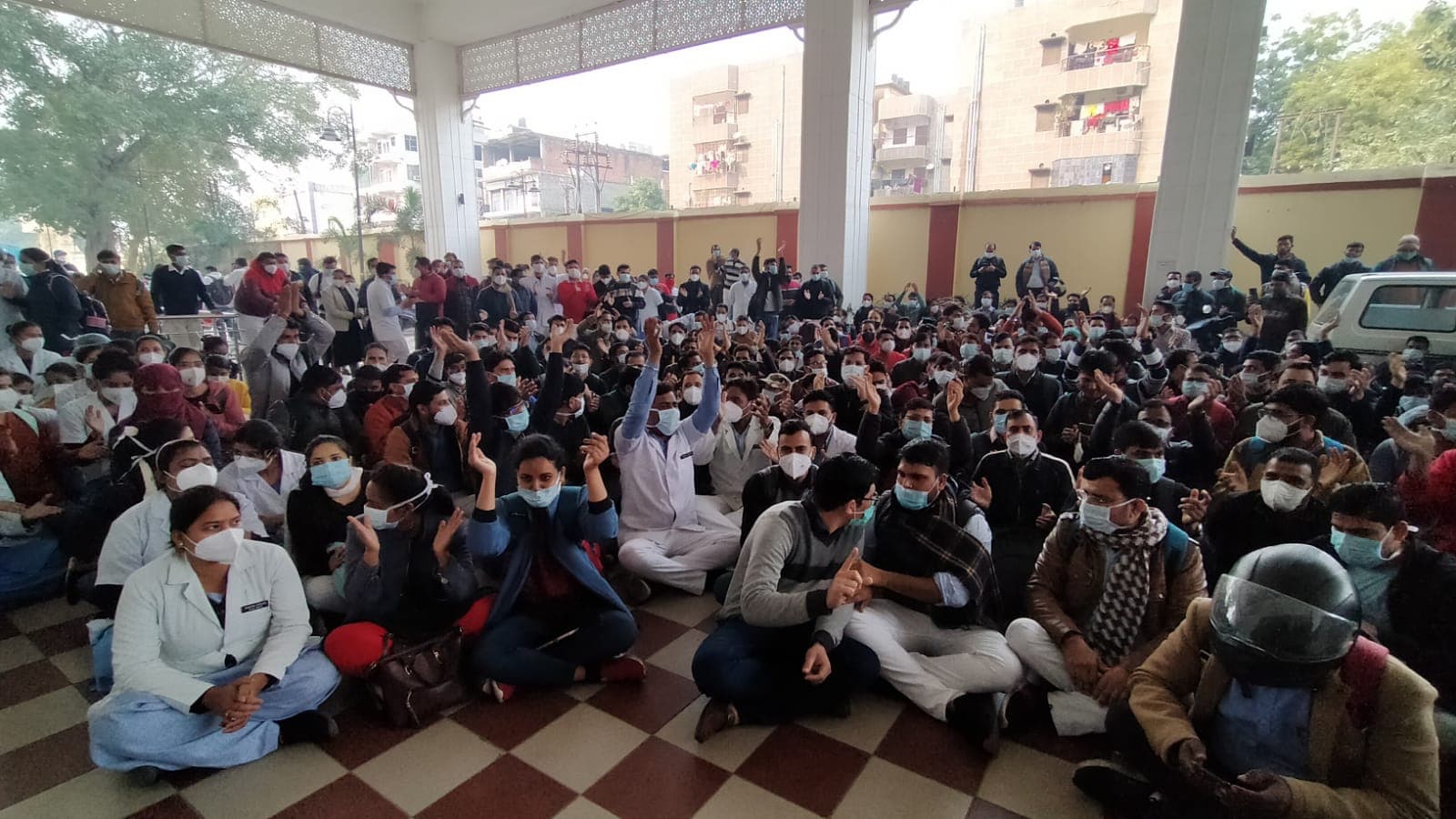 BHU News: प्रदर्शन कर रहे नर्सिंग स्टाफ से काम पर लौटने की अपील, सर सुंदरलाल चिकित्सालय में इलाज है बंद