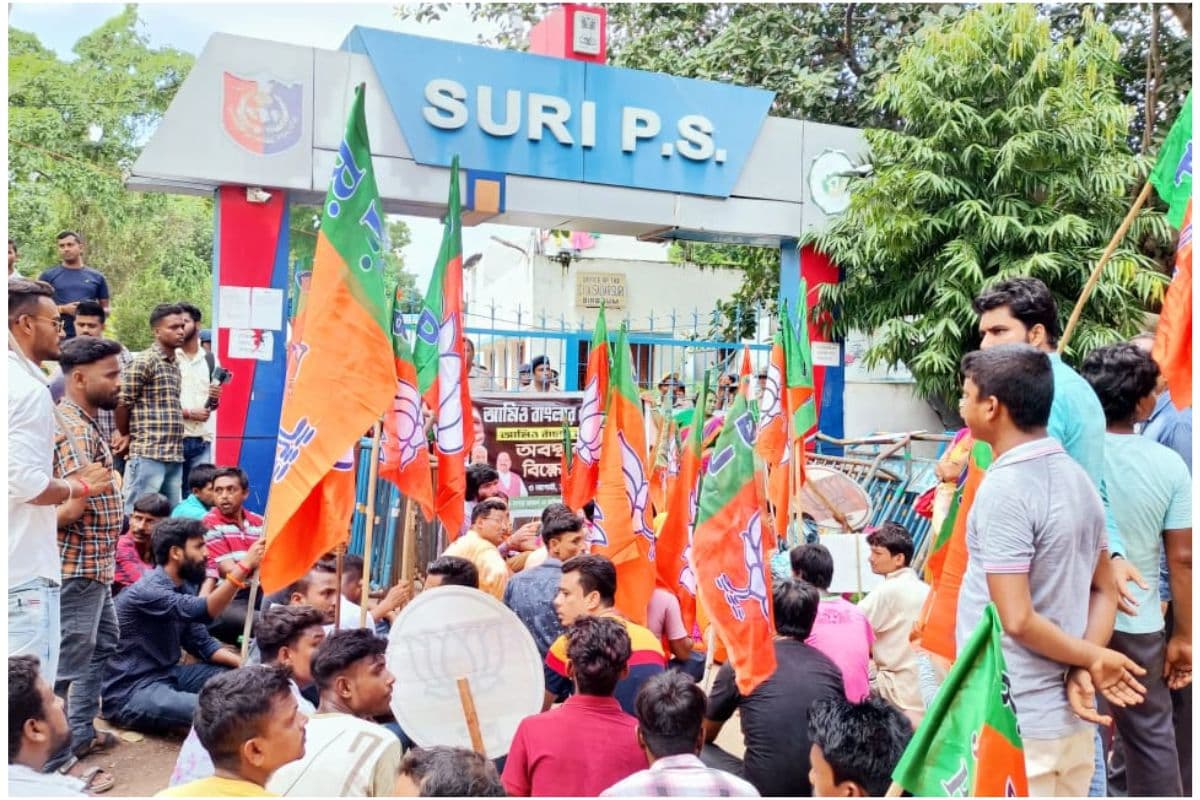 Photos : महिलाओं की सुरक्षा और लोकतंत्र की मांग को लेकर भाजपा महिला मोर्चा का सिउड़ी थाना घेराव