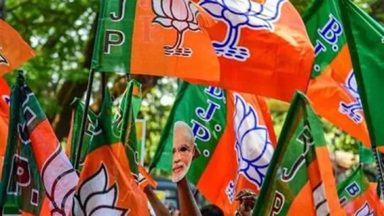 UP: BJP ने 17 नगर निगमों में नियुक्त किए प्रभारी, केशव प्रसाद मौर्य और बृजेश पाठक को मिली ये जिम्मेदारी