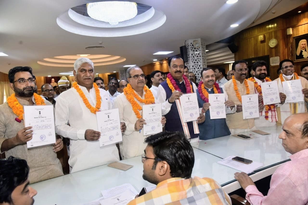 UP MLC Chuanv: यूपी विधान परिषद चुनाव लड़ रहे बीजेपी के 9 और सपा के 4 प्रत्‍याशी निर्विरोध निर्वाचित