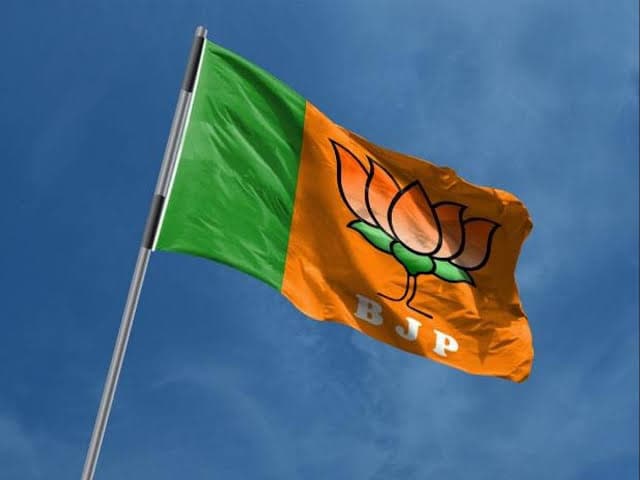 UP Chunav 2022 : सपा और बसपा को लगा करारा झटका, पूर्व मंत्री विजय मिश्र और जय नारायण सहित आठ बने भाजपाई