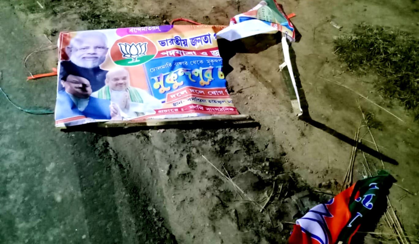 शुभेंदु अधिकारी के गढ़ कांथी में भाजपा के झंडे फाड़े, विरोध में सड़क जाम