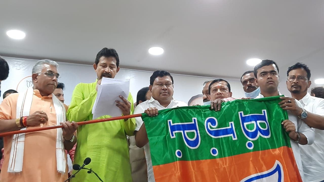 ममता कैबिनेट के मंत्री बच्चू हांसदा समेत 2 TMC विधायक, टॉलीवुड एक्टर-एक्ट्रेस समेत दो दर्जन लोग भाजपा में शामिल